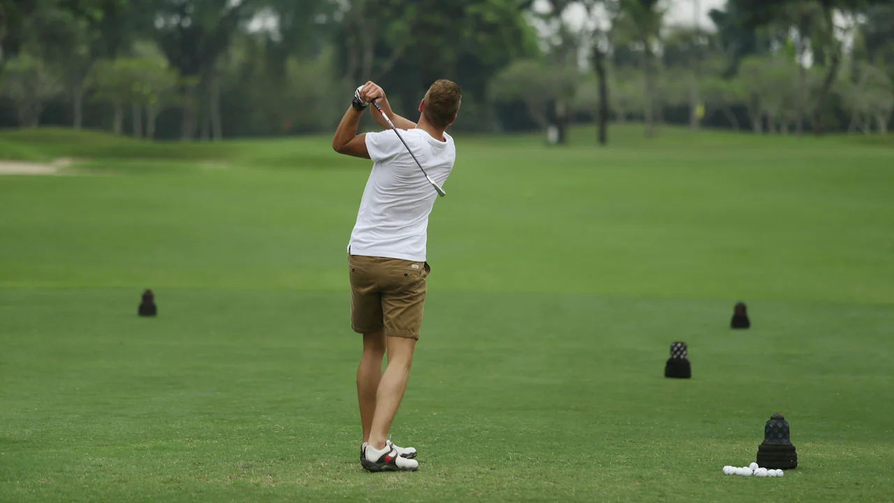 Hyatt-Regency-Yogyakarta-P081-Man-Golfing.16x9